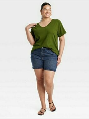 Ava & Viv Women's High Rise Midi Slim Fit Stretch Jean Shorts Med Wash Sz 24 NWT